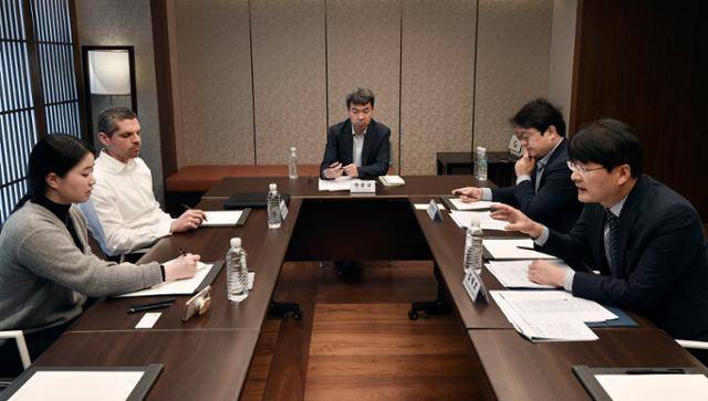 지난달 11일 앰배서더 서울 풀만 호텔에서 열린 '유럽과 한국의 새로운 고용형태 노동자 보호 방안' 좌담회에 참석한 마아얀 메나쉬(왼쪽 두 번째부터 시계방향으로) 케임브리지대 교수, 한준규 한국일보 정책사회부장, 남궁준 한국노동연구원 연구위원, 김덕호 경제사회노동위원회 상임위원. 맨 왼쪽은 통역사 박수현씨. 안다은 인턴기자