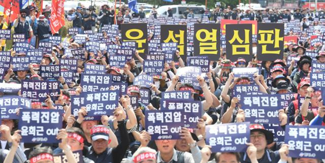 한국노동조합총연맹 조합원들이 7일 전남 광양시 금호동 포스코 광양제철소 앞에서 '대정부 투쟁 결의대회'를 열고 있다. 광양=뉴시스