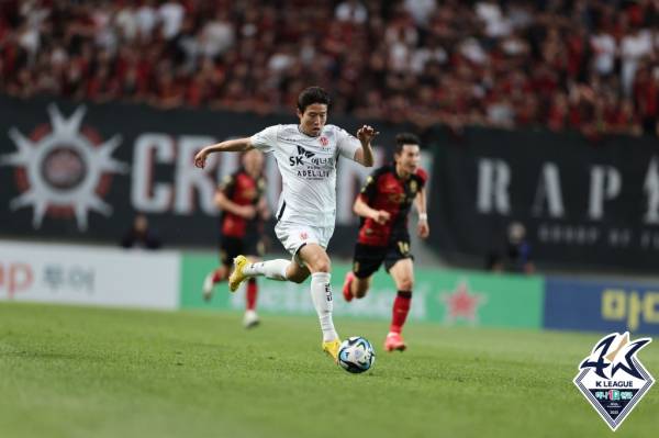 지난달 20일 FC서울과 경기에서 드리블을 펼치고 있는 안현범. 프로축구연맹