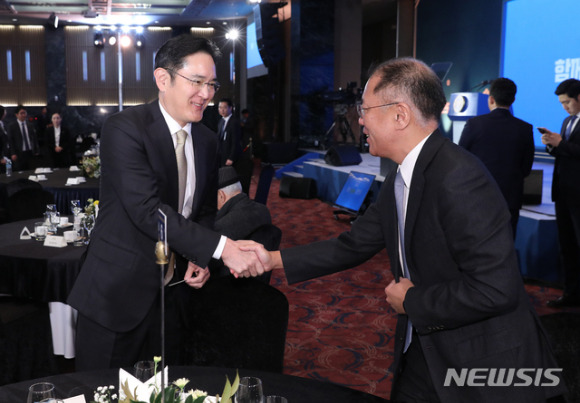 이재용 삼성전자 회장과 정의선 현대차그룹 회장이 악수하고 있다. [사진=뉴시스]