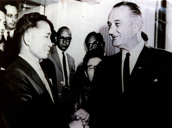 미국 존슨 대통령(사진 오른쪽)과 박정희 대통령.