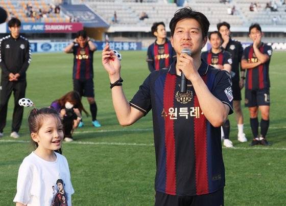 은퇴식을 치른 수원FC 박주호(오른쪽). 연합뉴스