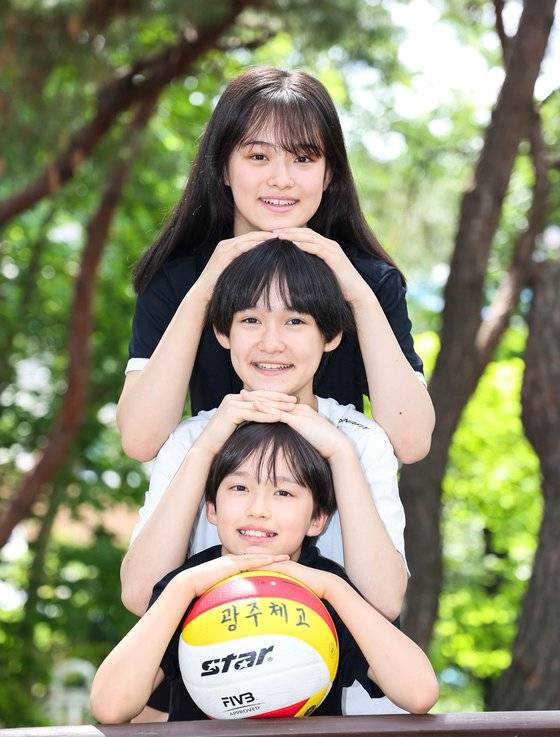 지난 4일 광주광역시 서구 염주근린공원에서 만난 광주체고 1학년 김민지, 광주체중 1학년 김민선, 광주 치평초 5학년 김민주 자매(위부터). 프리랜서 장정필