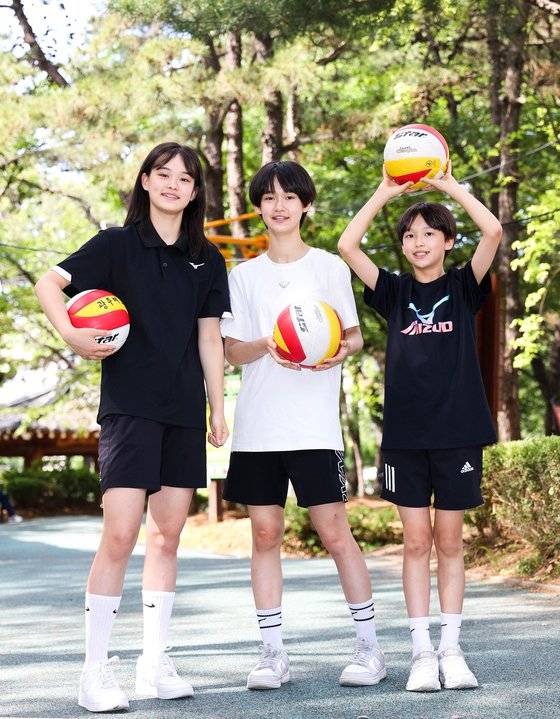 지난 4일 광주광역시 서구 염주근린공원에서 만난 광주체고 1학년 김민지, 광주체중 1학년 김민선, 광주 치평초 5학년 김민주 자매(왼쪽부터). 프리랜서 장정필