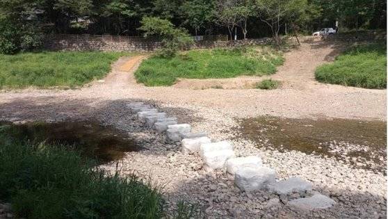 반구대암각화 인근에 있는 징검다리. 화강암으로 만들어진 이 다리는 울산시가 최근 설치한 것이다. 환경단체는 자연 생태계를 파괴하는 시설로 규정하고, 철거를 촉구하고 있다. 사진 울산환경운동연합