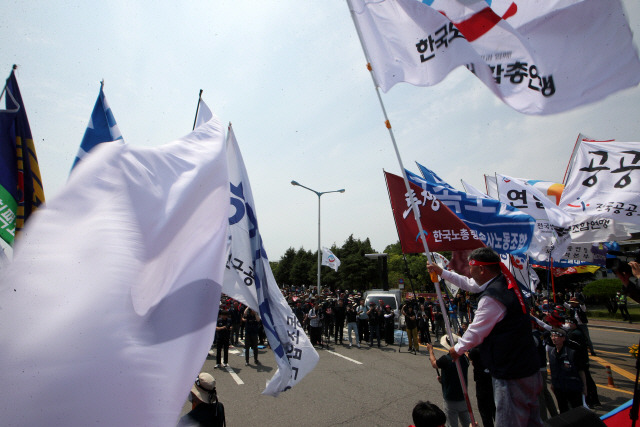 ▲ 7일 오후 전남 광양시 금호동 희망1길에서 열린 한국노총 긴급 투쟁결의대회에서 김동명 위원장이 한국노총 깃발을 흔들고 있다. 연합뉴스