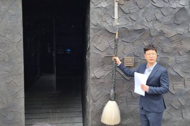 교촌치킨은 1년여의 준비를 거쳐 오는 8일 서울 이태원동에 플래그십 스토어 '교촌필방'을 연다. 사진은 진상범 교촌에프앤비 특수사업본부장이 교촌필방 매장 출입구를 소개하는 모습. 사진=오정민 한경닷컴 기자