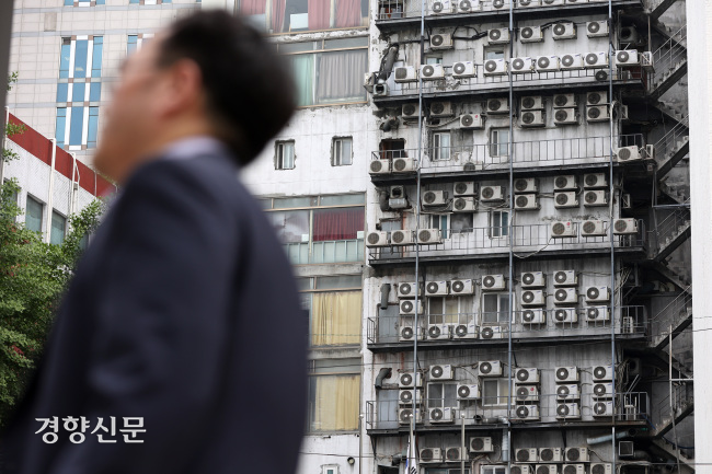 지난달 15일 서울 시내 한 건물 외벽에 에어컨 실외기가 설치돼 있다. 조태형 기자