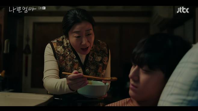 7세의 지능으로 돌아간 강호(이도현 분)는 식사를 거부하며 영순(라미란 분)의 애를 바짝 태운다.  JTBC <나쁜업마> 방송 캡처
