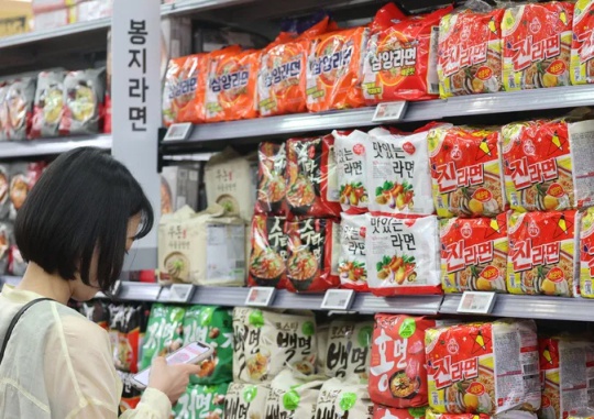 A foreign tourist choosing instant noodles at a major supermarket in Seoul on June 5. Yonhap News