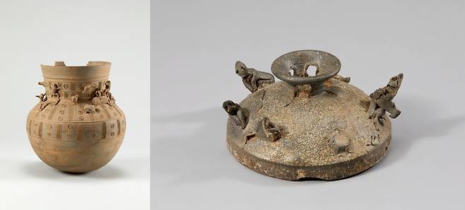 경주에서 출토된 토기로 성행위 장면 등의 토우가 장식된 ‘토우장식 긴목 항아리 토기’(국보, 왼쪽)와 현악기 연주자 모습 등을 표현한 토우들이 장식된 토기 뚜껑. 중앙박물관 제공