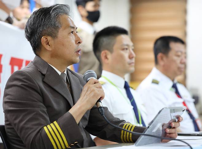 7일 오후 서울 중구 민주노총에서 아시아나항공조종사노동조합(APU) 쟁의 대책위원회 발족 기자회견에서 APU 최도성 위원장이 발언하고 있다.  연합뉴스