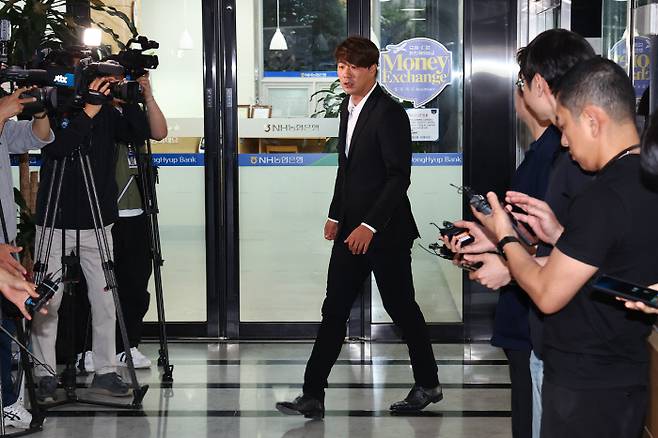 SSG 랜더스의 김광현이 7일 서울 강남구 도곡동 야구회관에서 열린 상벌위원회에 출석하고 있다. 김 선수는 2023 월드베이스볼클래식(WBC) 대회 기간 중 술집에 가서 음주한 사실을 인정했다. 연합뉴스