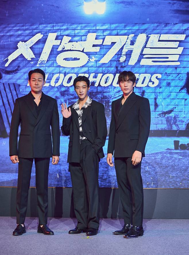 From left: Actors Park Sung-woong, Woo Do-hwan and Lee Sang-yi of "Bloodhounds" pose for a photo during a press conference held in Seoul, Wednesday. (Netflix)