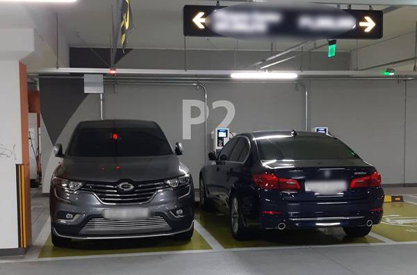 산업통상자원부는 민원이 급증한 전기차 충전·주차 문제 관련 개선안을 이르면 다음 달 확정해 발표할 계획이라고 6일 밝혔다. 사진은 전기차 충전구역에 내연기관차가 주차돼 있는 모습. 연합뉴스