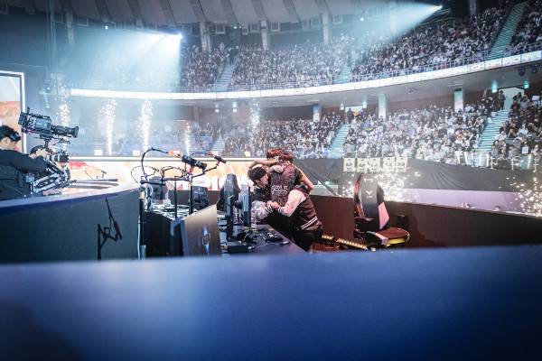 지난 스프링 시즌에서 우승을 확정한 젠지 선수들이 얼싸안고 환호하는 모습. LCK 제공