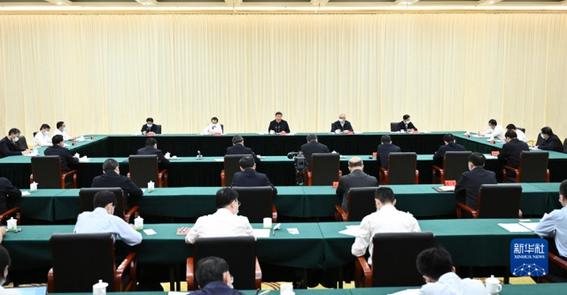 시진핑 중국 국가주석이 6일 네이멍구자치구 바옌나오얼시에서 열린 사막화 방지 및 생태 관련 좌담회에 참석해 발언하고 있다. 신화통신 홈페이지