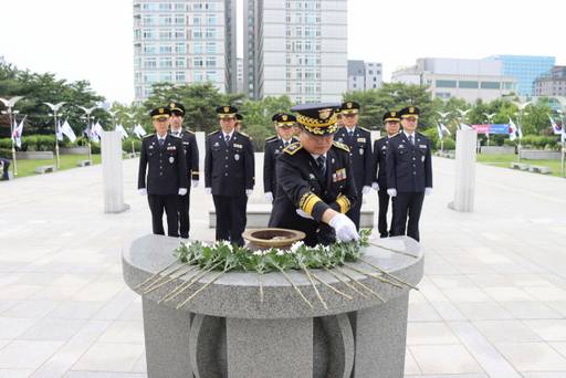 이홍연 수원구치소장 등 수원구치소 직원들이 7일 수원특례시 팔달구 인계동의 수원현충탑을 찾아 추모행사를 하고 있다. 수원구치소 제공