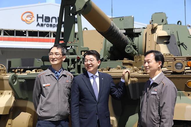 한화에어로스페이스 창원3사업장에서 최종 조립을 마치고 시험운행 준비를 위해 주행로에 대기하고 있는 K9 자주포 앞에서 회사의 핵심 주역들이 포즈를 취하고 있다. 사진 오른쪽부터 최동빈 사업장장(상무), 김대영 해외영업센터장(전무), 차영수 생산팀장(부장). 한화에어로스페이스