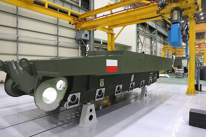올해 폴란드로 첫 수출될 예정인 K9 자주포 차체. 폴란드 국기표시가 있다. 한화에어로스페이스