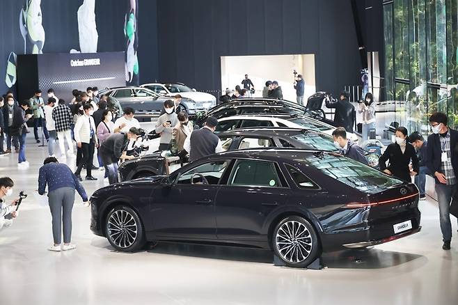 14일 경기도 고양시 일산서구 대화동 현대모터스튜디오 고양에서 열린 현대자동차 디 올 뉴 그랜저 미디어 론칭에서 차량이 전시되어 있다. 2022.11.14.[이승환 기자]