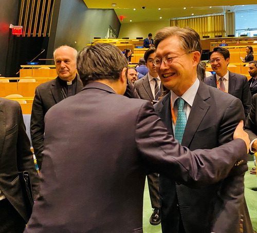 6일(현지시간) 미국 뉴욕에서 열린 유엔 총회에서 한국의 유엔 안전보장이사회 비상임이사국 진출이 확정되자 이시카네 기미히로 주유엔 일본대사(왼쪽)가 황준국 주유엔 대사를 포옹하며 축하하고 있다.  연합뉴스
