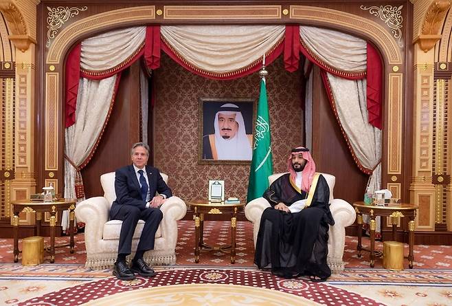 토니 블링컨 미국 국무장관(왼쪽)이 3일 일정으로 사우디아라비아를 방문한 가운데 6일(현지시간) 제다에서 사우디 실권자인 무함마드 빈살만 왕세자와 회담하고 있다. [AFP=연합뉴스]