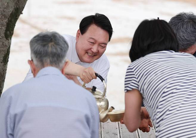 [서울=뉴시스] 윤석열 대통령이 7일 충남 부여군 임천면 꿈에영농조합법인을 방문해 모내기를 마친 뒤 주민들과 새참을 먹고 있다. (사진=대통령실 제공) 2023.06.07. *재판매 및 DB 금지