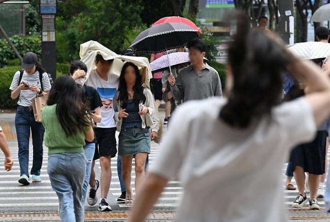 오는 8일 전국에 구름이 많을 전망이며 밤부터 중부 지방에 비가 내릴 것으로 보인다. 사진은 지난 6일 서울 용산역에서 비를 피해 걷고 있는 시민들. /사진=뉴스1