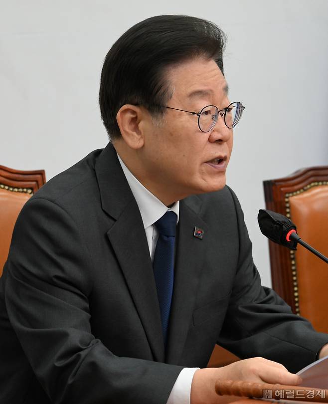 이재명 더불어민주당 당대표가 7일 서울 영등포구 여의도 국회의사당 본청에서 열린 더불어민주당 최고위원회의에 참석해 발언하고 있다. 임세준 기자