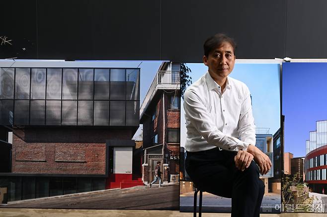 건축가 김승회가 30일 서울 용산구 경영위치건축사사무소에서 헤럴드경제와 인터뷰를 하고 있다. 임세준 기자