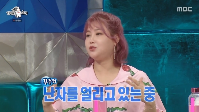 Solbi, a singer-turned-painter, explained her swollen appearance.Lee Sang-woo, Solbi, Hoy Park and Kim Ah-young appeared as guests on the 820th episode of MBCs entertainment show Radio Star (hereinafter referred to as Ras), which aired on June 7, to mark the On a Clear-eyed Night.Solbi said, I recently froze the egg. It made me very nervous. A woman has a biological age. I want to give birth, but I dont know when to give birth, so I wanted to take it as insurance. I want to go to the hospital and do it right away.Thats why Im still working on it, he said.Solbi said, Theres an expiration date for that, too. For five years. So Ive been getting hormone injections, adding, Its okay for married people to get hormone injections and pour them.When I tried to do it alone without getting married, I was stressed because I was swollen. In fact, I lost my stamina too much. I lost my stamina when I was swollen, but I hated myself when I was on a diet, he said.When I saw it that way from other peoples perspective, I wanted to be recognized as who I am, he said. My brother (Hoy Park) came out just like this. I didnt want to be ashamed of being fat. I wanted to come out more confidently.I would like to change it to an expression that it looks more comfortable than being fat when I meet people. 