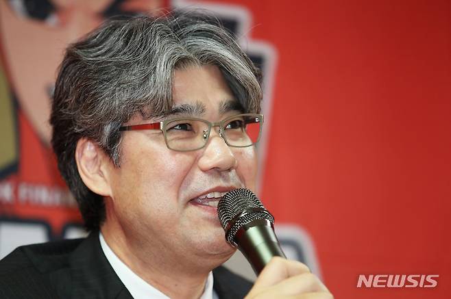 [서울=뉴시스] 권창회 기자 = OK금융그룹 배구단 신임감독으로 취임한 오기노 감독이 7일 오전 서울 마포구 한국배구연맹에서 열린 오기노 감독 취임 기자회견에서 발언하고 있다. 2023.06.07. kch0523@newsis.com