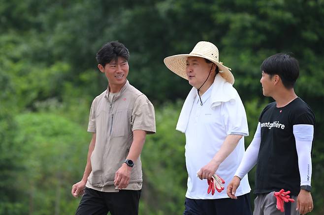 [서울=뉴시스] 윤석열 대통령이 7일 충남 부여군 임천면 꿈에영농조합법인을 방문해 모내기 현장으로 이동하고 있다. (사진=대통령실 제공) 2023.06.07. photo@newsis.com *재판매 및 DB 금지