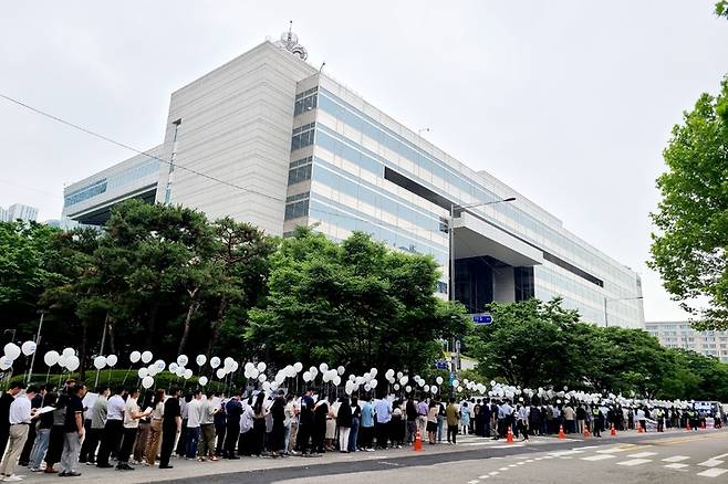 [서울=뉴시스]산업은행 직원 100여명이 이전 반대 행진을 벌이고 있다. (사진=전국금융산업노동조합 한국산업은행지부) *재판매 및 DB 금지