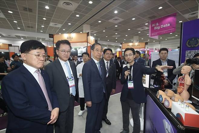 [서울=뉴시스] 한덕수 국무총리(왼쪽에서 세번째)가  지난 1일부터 2일까지 열린 스타트업 행사인 넥스트라이즈에서 오가노이드사이언스 전시관을 찾아 오가노이드사이언스 유종만 대표(맨 오른쪽)의 설명을 듣고 있다. (사진=오가노이드사이언스 제공) 2023.06.07. photo@newsis.com *재판매 및 DB 금지