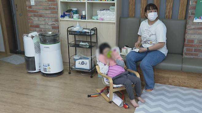 주사랑장애인단기보호센터에서 장애아들을 돌보고 있는 노한나 사회복지사
