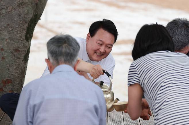 모내기 마치고 주민들과 새참 함께하는 윤석열 대통령. 대통령실 제공