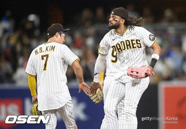 [사진] 샌디에이고 김하성(왼쪽)이 승리 후 페르난도 타티스 주니어와 기뻐하고 있다. ⓒGettyimages(무단전재 및 재배포 금지)