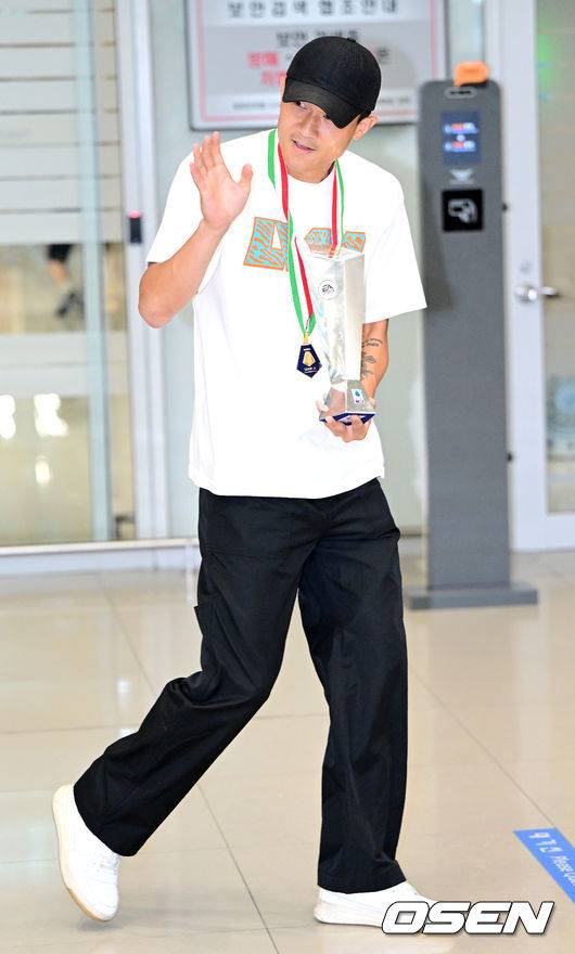 [OSEN=인천공항, 최규한 기자] ‘세리에A 올해의 수비수상’을 받은 김민재(27, 나폴리)가 시즌을 마치고 6일 오후 인천공항을 통해 귀국했다.김민재가 귀국하며 팬들과 취재진을 향해 인사하고 있다. 2023.06.06 / dreamer@osen.co.kr
