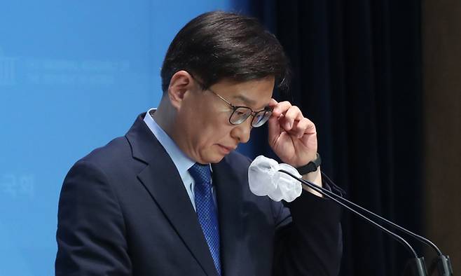 권칠승 더불어민주당 수석대변인이 7일 서울 여의도 국회 소통관에서 브리핑을 열고 국회 장관 청문회 과정에서 천안함 사건은 북한의 소행이라는 입장을 밝힌 것에 대해 천안함 장병과 유족들에게 유감 표명을 하고 있다. 뉴스1