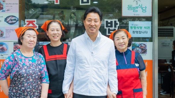 오세훈(오른쪽 두 번째) 서울시장이 중구 동자동 쪽방촌에 ‘동행식당’으로 운영 중인 김밥천국을 찾아 식사를 한 뒤 직원들과 함께 기념촬영을 하고 있다. 오세훈 서울시장 페이스북 캡쳐