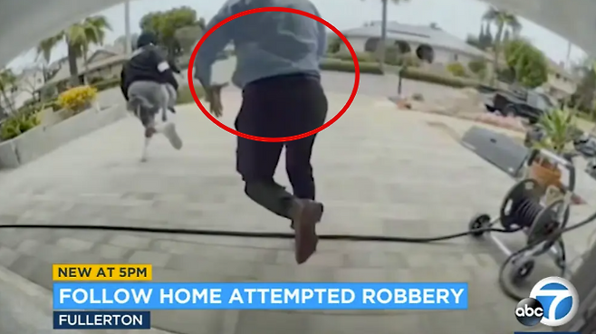 미국 현지시간으로 4일, 캘리포니아에 사는 한국계 노인(붉은 동그라미)이 강도들의 공격을 받았다