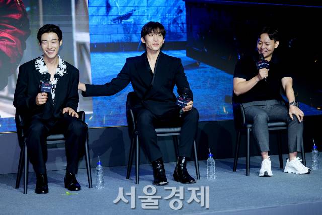 배우 우도한, 이상이와 김주환 감독이 7일 오전 서울 마포구 호텔 나루 서울 엠갤러리에서 진행된 넷플릭스 시리즈 ‘사냥개들’(각본/연출 김주환) 제작발표회에서 즐거운 시간을 보내고 있다. 김규빈 기자