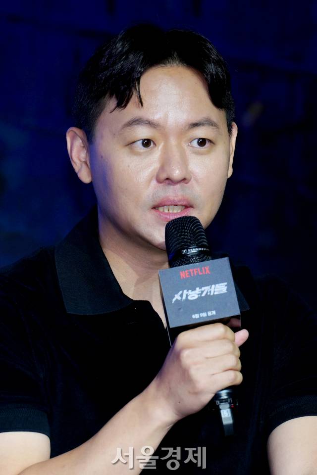 김주환 감독이 7일 오전 서울 마포구 호텔 나루 서울 엠갤러리에서 진행된 넷플릭스 시리즈 ‘사냥개들’(각본/연출 김주환) 제작발표회에서 소감을 말하고 있다. 김규빈 기자