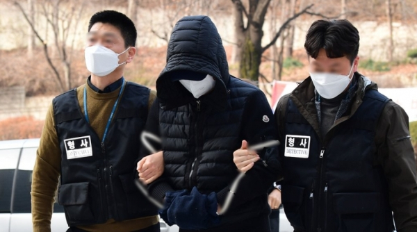 수십명의 여성과 성관계 장면을 불법 촬영한 혐의를 받는 모 기업 회장 아들 권모씨(가운데). 연합뉴스