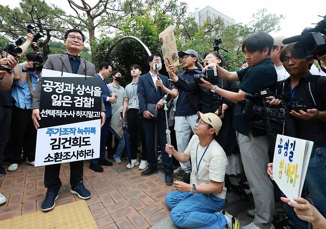 송영길 전 대표가 더불어민주당 '전당대회 돈봉투 의혹'과 관련해 6월7일 서초구 서울중앙지검에 자진 출석했지만, 2차 면담 시도마저 불발되자 청사 입구에서 1인 시위를 벌이고 있다. ⓒ 연합뉴스