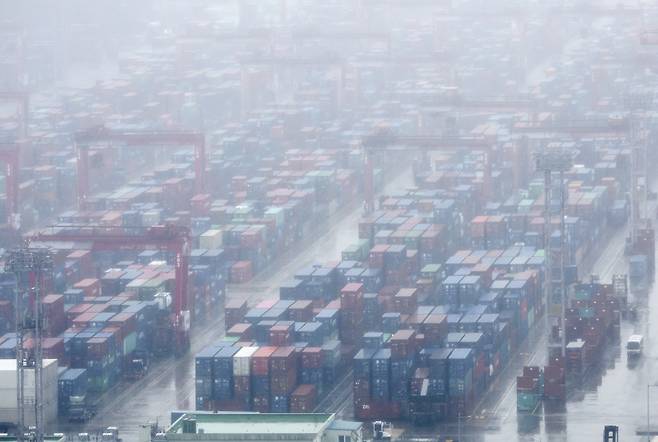 지난 1일 부산항 일대가 안개로 말미암아 뿌연 모습을 보이고 있다. ⓒ연합뉴스