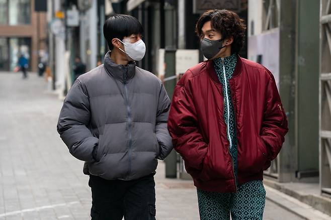 넷플릭스 새 시리즈 ‘사냥개들’ 속 우도환(왼쪽)과 이상이.