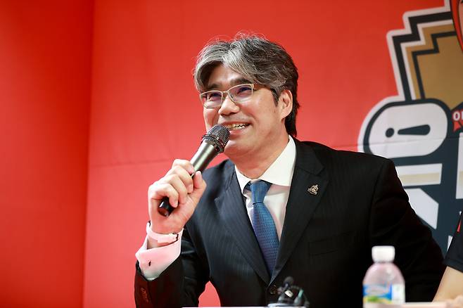 7일 취임 기자회견에서 질문에 답하고 있는 오기노 마사지 OK금융그룹 감독. OK금융그룹 제공